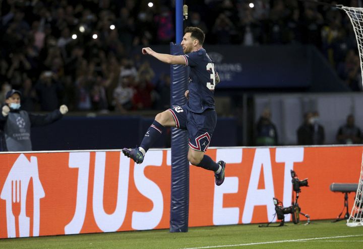 Lionel Messi célèbre son second but, inscrit sur penalty, face au RB Leipzig, le mardi 19 octobre 2021. (JEAN CATUFFE / AUGENKLICK/DPPI)