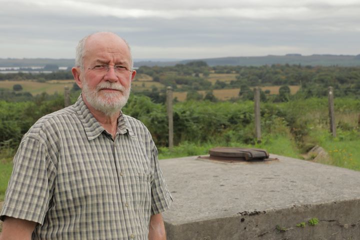 Le premier adjoint de Botmeur, Jean-Yves Faujour, près d'un captage d'eau potable de la commune, le 18 août 2022. (THOMAS BAIETTO / FRANCEINFO)