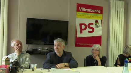 Au lendemain des élections européennes, c'est déjà reparti. Lundi 10 juin, conséquence de la dissolution de l'Assemblée nationale par Emmanuel Macron, élus et militants se remettent au démarchage pour tenter de convaincre en trois semaines.