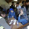 Des r&eacute;fugi&eacute;es s'enregistrent aupr&egrave;s des b&eacute;n&eacute;voles du Secours populaire, &agrave; leur arriv&eacute;e au centre d'accueil de Cergy-Pontoise (Val d'Oise), le 9 septembre 2015. (JACKY NAEGELEN / REUTERS)