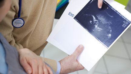 Pour la premi&egrave;re fois en France, un f&oelig;tus a &eacute;t&eacute; op&eacute;r&eacute; de la moelle &eacute;pini&egrave;re dans le ventre de sa m&egrave;re. Le b&eacute;b&eacute; est n&eacute; le 9 novembre 2014 et se porte bien. (B. BOISSONNET / AFP)