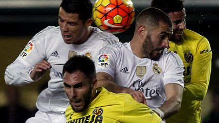 Ronaldo et Benzema (Real Madrid) pris dans la nasse de Ruiz et Musacchio (Villarreal) (JOSE JORDAN / AFP)