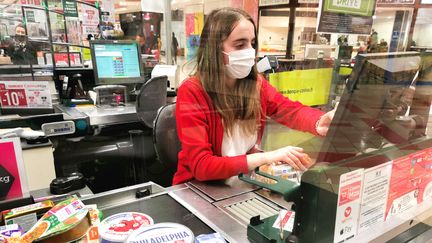 Une caissière dans un supermarché de Valence (Drôme), en novembre 2021. (NICOLAS GUYONNET / HANS LUCAS)