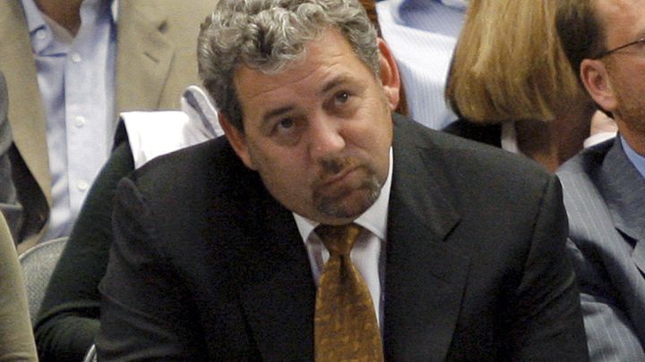 Le pr&eacute;sident des New York Knicks James Dolan, lors d'un match contre les Golden State Warriors, le 20 novembre 2007.&nbsp; (RAY STUBBLEBINE / REUTERS)