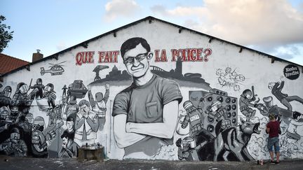 Une fresque en hommage à Steve&nbsp;Maia Caniço à Nantes (Loire-Atlantique), le 29 juillet 2019.&nbsp; (LOIC VENANCE / AFP)