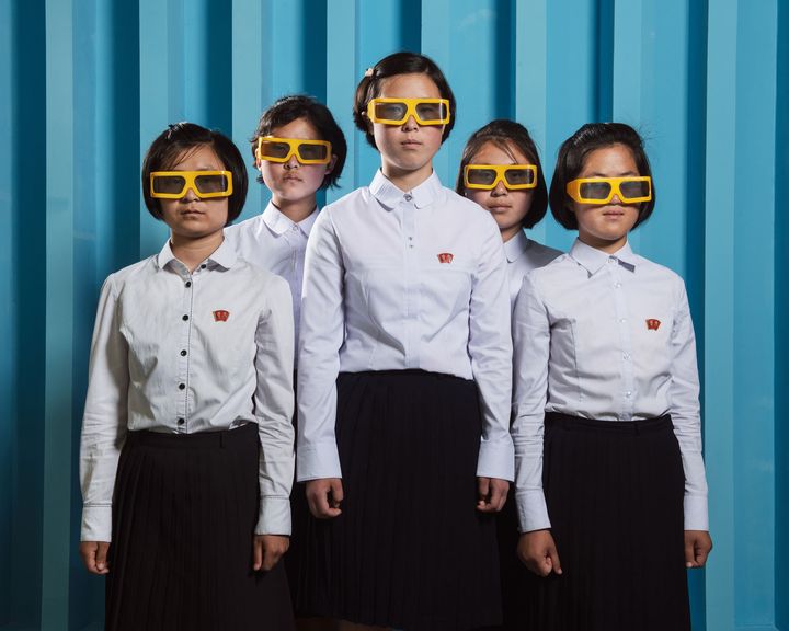 Stéphan Gladieu. "Portraits de Nord-Coréens", Corée du Nord, Pyongyang, juin&nbsp;2018. Kim Yun Gyong, Han Sol Gyong, Kim Won Gyong, Kang Sun Hwa et Kong Su Hyang au cinéma&nbsp;3D du SCI Tech Complex.&nbsp; (Avec l’aimable autorisation de School Gallery / Olivier Castaing. © Stéphan Gladieu / Rencontres d'Arles)