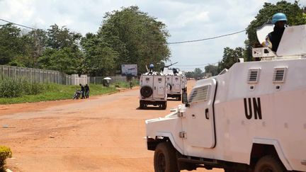 Des v&eacute;hicules blind&eacute;s de la Minusca patrouillent dans la capitale centrafricaine, Bangui, le 9 octobre 2014. (HERVE CYRIAQUE SEREFIO / ANADOLU AGENCY / AFP)