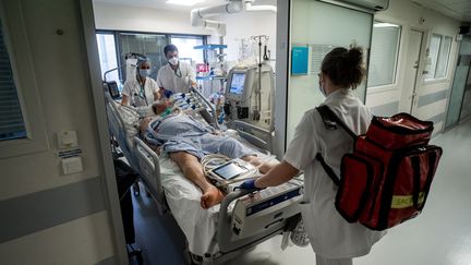 Un patient entre en&nbsp;réanimation à l'hôpital Saint Joseph Saint Luc à Lyon (Rhône), le 21 janvier 2022.&nbsp; (NICOLAS LIPONNE / HANS LUCAS / AFP)