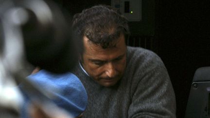 Le capitaine du Costa Concordia,&nbsp;Francesco Schettino, sort du tribunal de Grosseto (Italie), le 17 janvier 2012. (Alessandro La Rocca / AP / SIPA)