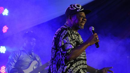 Le chanteur congolais Papa Wemba lors d'un concert &agrave; Nairobi (Kenya), le 24 ao&ucirc;t 2014. (TONY KARUMBA / AFP)