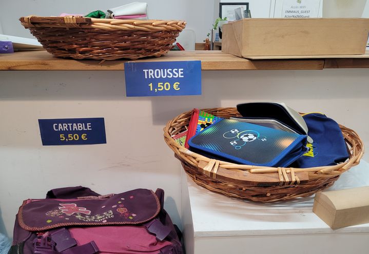 Un cartable en bon état à 5 euros, des cahiers à 50 centimes : les fournitures de seconde main sont plus attractives pour les familles. (GERAUD BOUVROT / RADIO FRANCE)