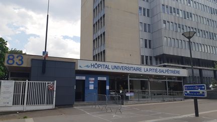 A&nbsp;la Pitié-Salpêtrière, les services de réanimation sont pleins, début janvier 2022, affirme un anestthésiste-réanimateur de l'hôpital qui ajoute que 80% des patients Covid ne sont pas vaccinés. (RÉMI BRANCATO / FRANCE-INTER)