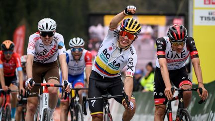 Le Colombien Sergio Higuita s'impose lors de la 4e étape du Tour de Romandie, samedi 30 avril 2022. (FABRICE COFFRINI / AFP)