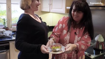 Le Meghli, dessert traditionnel du Liban, avec Noah Bar (à droite) et Luana Belmondo (à gauche). (CAPTURE D'ÉCRAN)