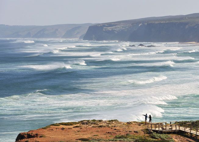 &nbsp; (© Géo  Carrapateira, en Algarve; Spot adulé par les surfers.)