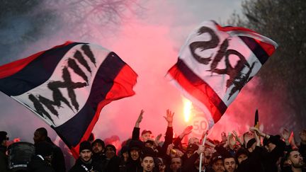 Les Ultras du Paris Saint-Germain devant le Parc des Princes.  (JULIEN MATTIA / ANADOLU AGENCY)