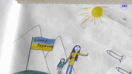 En Russie, un père de famille a été condamné à deux ans de prison par contumace. Sa fille avait fait un dessin dénonçant la guerre en Ukraine, jugé critique par les autorités russes. (FRANCEINFO)