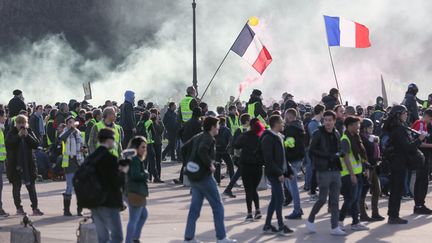 Des "gilets jaunes" manifestent à Paris le 16 février 2019, lors du quatorzième samedi de mobilisation du mouvement.&nbsp; (MICHEL STOUPAK / NURPHOTO / AFP)