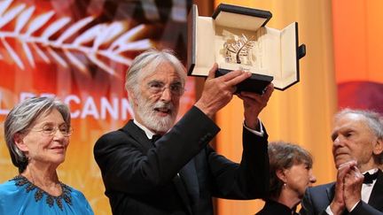 Emmanuelle Riva, Michael Haneke et Jean-Louis Trintignant recevant la Palme d&#039;or à Cannes en 2012
 (VALERY HACHE/AFP)