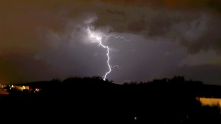 Un éclair déchire le ciel à Montpellier (illustration). (SYLVIE CAMBON / MAXPPP)