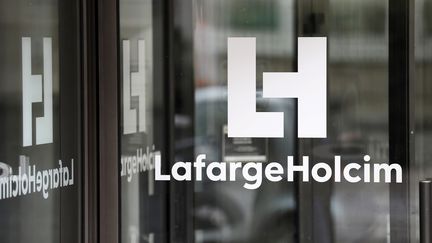 .Le logo du cimentier Lafarge au sigèe du groupe, à Paris, le 9 mars 2017. (THOMAS SAMSON / AFP)