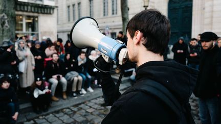 Des étudiants tiennent une assemblée générale après un blocus à l'université Paris 1 Panthéon-Sorbonne, visant à protester contre le maintien des partiels pendant les grèves contre la réforme des retraites, le 6 janvier 2020 à Paris.&nbsp; (BENOIT DURAND / HANS LUCAS / AFP)