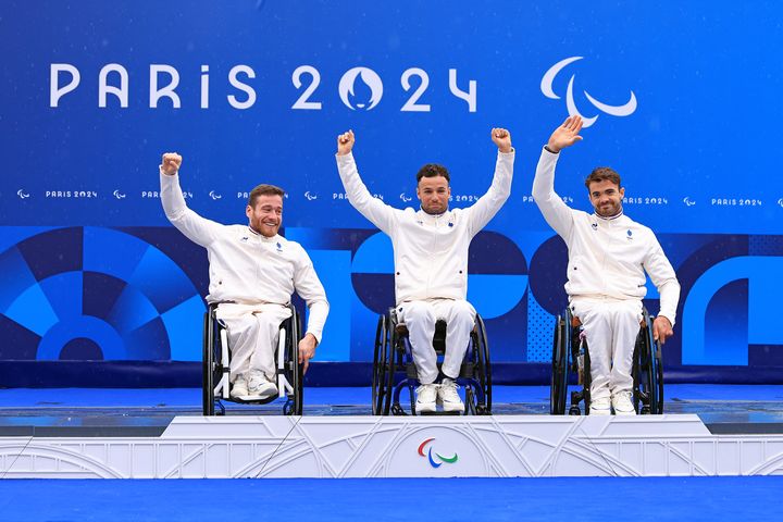 Mathieu Bosredon, Joseph Fritsch et Florian Jouanny, en or sur le relais mixte par équipes (H1-5), le 7 septembre 2024 aux Jeux paralympiques de Paris. (PERVILLE FLORENT / AFP)