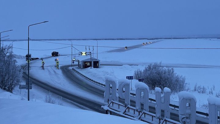 Pour se rendre à Kharp depuis Salekhard, les véhicules doivent traverser le fleuve Ob gelé sur une "zimnik" (route glaciaire) longue de près de deux kilomètres. (SYLVAIN TRONCHET / RADIO FRANCE)