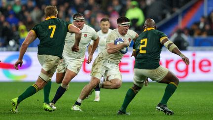 L'Anglais Tom Curry, avec le ballon, face au Sud-Africain Bongi Mbonambi (à droite, de dos), lors de la demi-finale de Coupe du monde au Stade de France, le 21 octobre 2023. (SIPA)