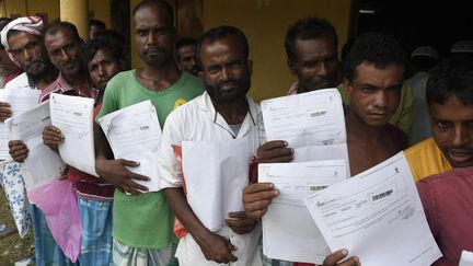 Des hommes sont recensés dans l'État d'Assam, en Inde, le 30 juillet 2018.&nbsp; (STR / EPA)