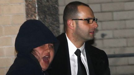 Erika Menendez, 31 ans, a tu&eacute; un homme d'origine indienne en le poussant sous le m&eacute;tro de New York (Etats-Unis). Sur cette photo, prise le 29 d&eacute;cembre 2012, elle est escort&eacute;e par la police. (JOSHUA LOTT / REUTERS)