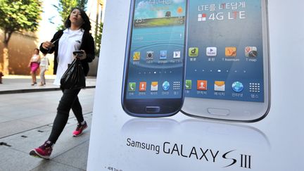 Une publicit&eacute; pour le Samsung Galaxy S3, &agrave; S&eacute;oul, en ao&ucirc;t 2012. (JUNG YEON-JE / AFP)