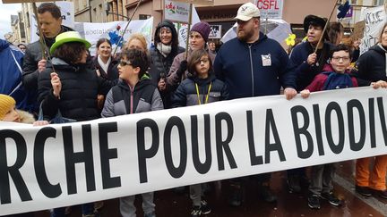 Environ 1 400 personnes se sont rassemblées à Metz (Moselle), samedi 9 mars, "pour la biodiversité", à l'appel de Victor Noel, 14 ans (au centre). (FRANCE BLEU LORRAINE NORD / RADIO FRANCE)