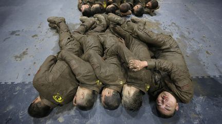 Des &eacute;tudiants se tiennent chaud pour dormir lors d'une s&eacute;ance d'entra&icirc;nement dans une &eacute;cole de gardes du corps pr&egrave;s de P&eacute;kin (Chine), le 1er d&eacute;cembre 2013. (JASON LEE / REUTERS)