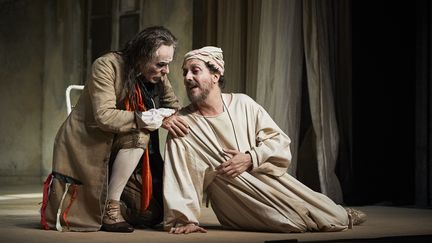 Argan (Guillaume Gallienne) et&nbsp;Béralde (Alain Lenglet) dans "Le Malade imaginaire". (Christophe Raynaud de Lage / Hans Lucas)