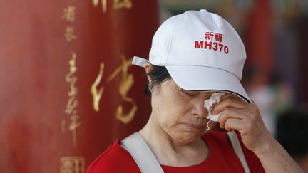 Wang Run Xiang, la m&egrave;re d'un des passagers disparus du vol MH370, participe &agrave; un rassemblement au temple Thean Hou &agrave; Kuala Lumpur (Malaisie), le 1er mars 2015. (OLIVIA HARRIS / REUTERS)