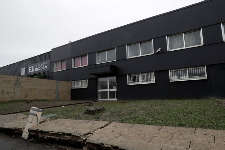 L'entrée du hangar près duquel deux policiers ont été agressés à Champigny-sur-Marne (Val-de-Marne), le 2 janvier 2018. (THOMAS SAMSON / AFP)