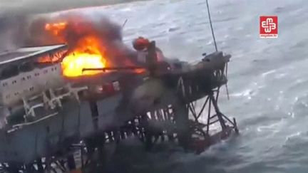 Capture d'écran d'une vidéo de l'inciendie de la plateforme pétrolière de Socar, en mer Caspienne, le 5 décembre 2015. (REUTERS)