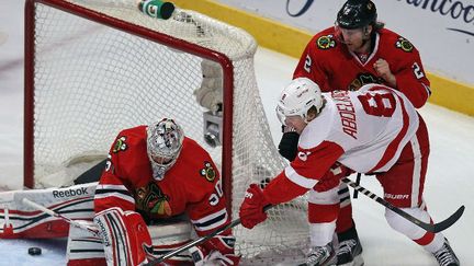 Le gardien des Blackhawks Crawford s'interpose devant Abdelkader