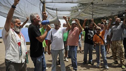 Le groupe de militants de gauche qui a men&eacute; l'op&eacute;ration mardi 7 ao&ucirc;t. (CRISTINA QUICLER / AFP)