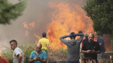 Des habitants d'Añón de Moncayo (Espagne) face aux flammes, le 13 août 2022. (FABIAN SIMON /AP / SIPA)