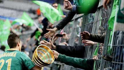 Le Stéphanois Hamouma et la Coupe de la Ligue célébrés par les supporters 