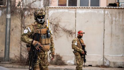 Des soldats talibans à un point de contrôle, à Kaboul, la capitale de l'Afghanistan, le 19 février 2022. (BENJAMIN GUILLOT-MOUEIX / HANS LUCAS / AFP)