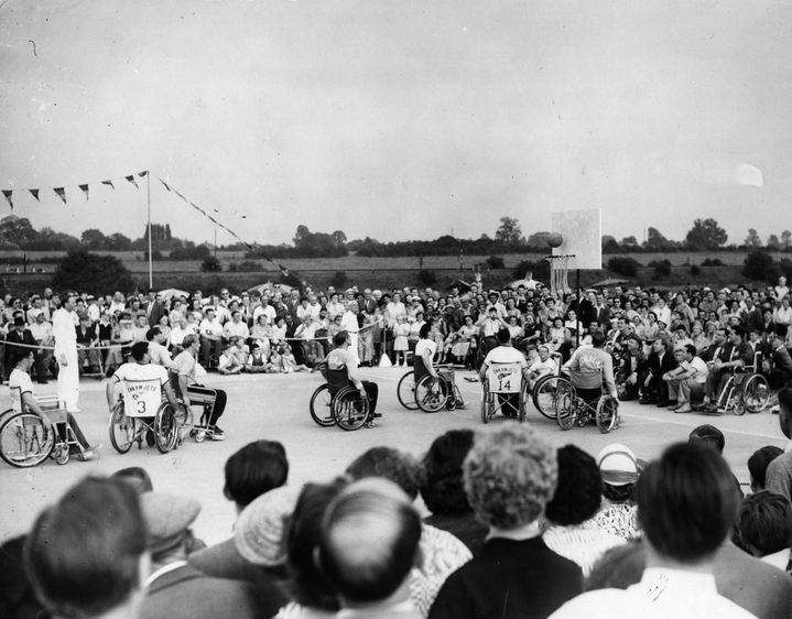 L'anc&ecirc;tre des Jeux paralympiques. Un match de basket handisport entre les Etats-Unis et les Pays-Bas &agrave; Stoke Mandeville, pr&egrave;s de Londres (Royaume-Uni), le 30 juillet 1955. (FRED RAMAGE / KEYSTONE / GETTY IMAGES)