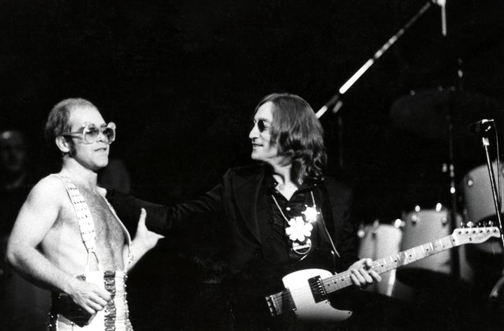 Elton John et son ami John Lennon sur scène au Madison Square Garden de New York le 28 novembre 1974. (STEVE MORLEY / REDFERNS / GETTY IMAGES)