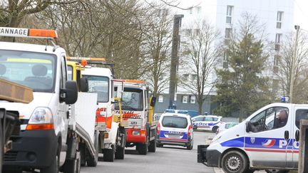 Une vingtaine de voitures stationn&eacute;es irr&eacute;guli&egrave;rement depuis plusieurs mois, voire plusieurs ann&eacute;es sur la voie publique, dans les quartiers nord d'Amiens (Somme) ont &eacute;galement &eacute;t&eacute; enlev&eacute;s, le 26 mars 2013. (MAXPPP)