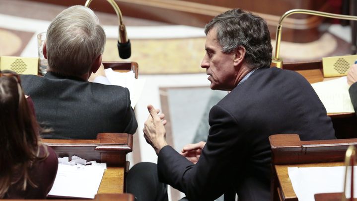 Le Premier ministre, Jean-Marc Ayrault, et le ministre du Budget, J&eacute;r&ocirc;me Cahuzac, discutent dans l'h&eacute;micycle de l'Assembl&eacute;e nationale, le 16 janvier 2013. ( MAXPPP)