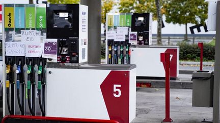 Une station-service à Saumur (Maine-et-Loire), en rupture de gasoil, le 14 octobre 2022.&nbsp; (FREDERIC PETRY / HANS LUCAS / AFP)