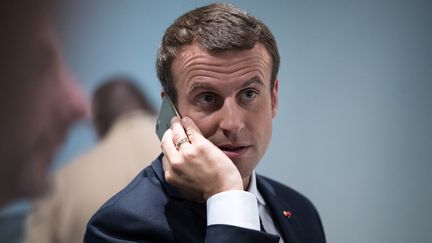 Le président de la République, Emmanuel Macron, &nbsp;répond sur son téléphone portable (BERND VON JUTRCZENKA / DPA)