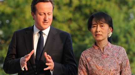 Le Premier ministre britannique David Cameron avec la d&eacute;put&eacute;e birmane Aung San Suu Kyi le 13 avril 2012 &agrave; Yangon (Birmanie). (SOE THAN WIN / AFP)